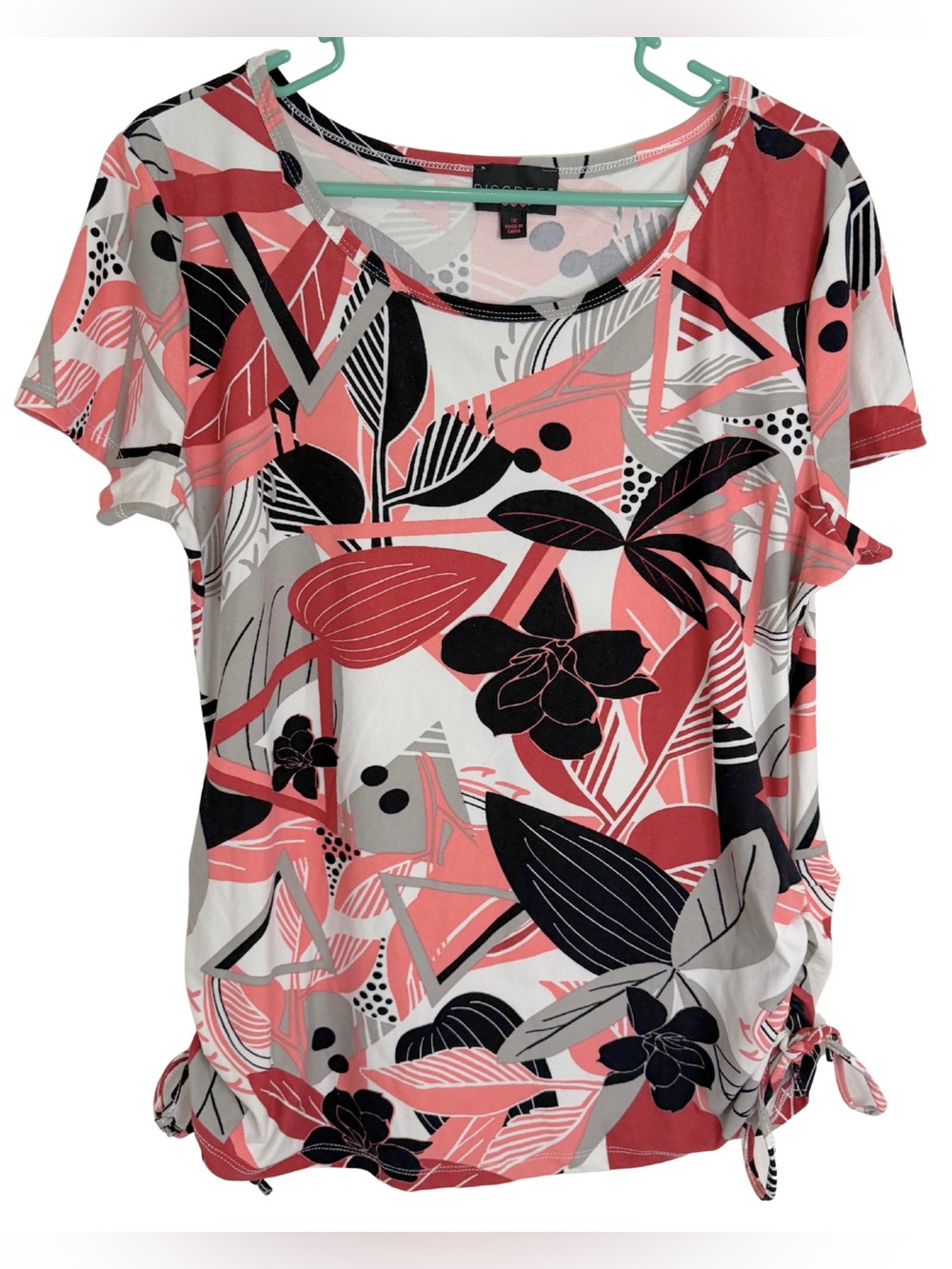 3/$20 Discreet Pink, Black & Gray Floral Short Sleeve Knit Shirt Size 1X